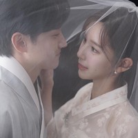 Hingga kini pembaca setianya ramai mengucapkan selamat atas pernikahannya. Yaongyi dan Jeon Seon Wook pun disebut-sebut pasangan webtoon True Beauty versi nyata karena berakhir di pelaminan. Foto: Instagram