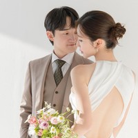 Dalam unggahan Instagram-nya, Yaongyi terlihat memesona dalam balutan hanbok modern (baju tradisional Korea), long dress beraksen cut-out yang mengekspos punggungnya, hingga gaun berbahan lace dengan detail korset berwarna krem. Foto: Instagram