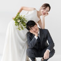 Pada Sabtu (3/12/2022), Yaongyi membagikan foto-foto pernikahannya dengan sesama penulis webtoon Jeon Seon Wook yang menggarap My Life as a Loser. Foto: Instagram