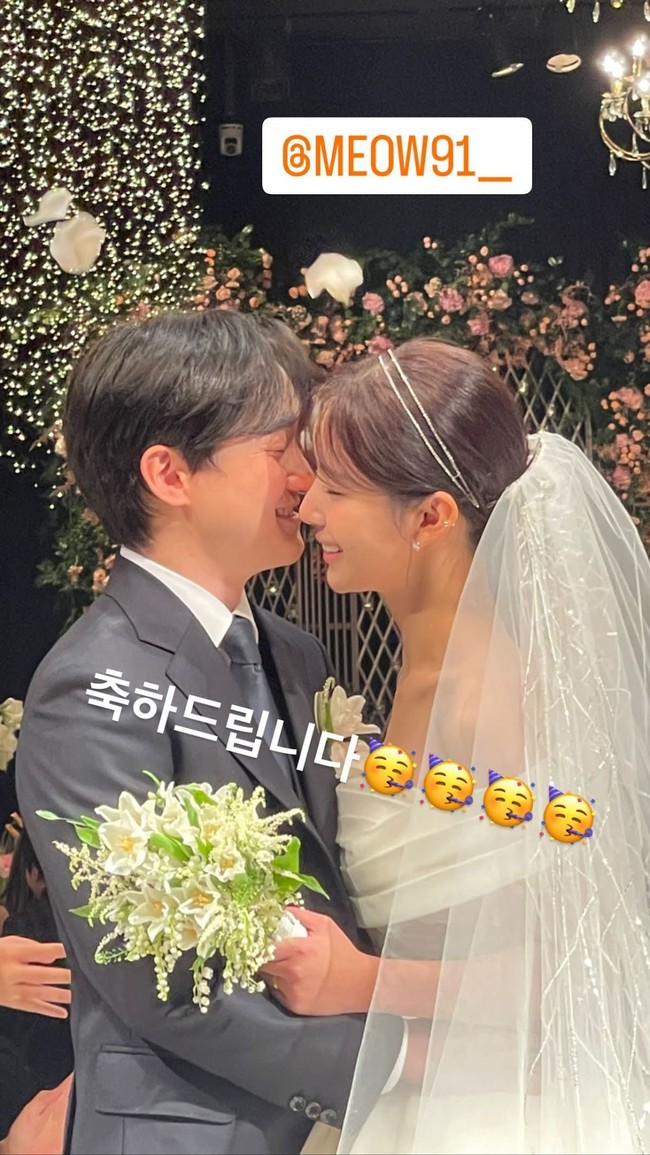 “Akhirnya jukyung menikah dengan Suho nya ❤️❤️❤️❤️❤️” “anjay, congratulations author nim” “Jadi author ini bikin jukyung happy end sambil nunggu dia happy end juga ya, pantes lama 😂 btw congrats author!” tulis sejumlah pembaca webtoon True Beauty di bawah postingan Yaongyi. Foto: Instagram