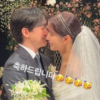 “Akhirnya jukyung menikah dengan Suho nya ❤️❤️❤️❤️❤️” “anjay, congratulations author nim” “Jadi author ini bikin jukyung happy end sambil nunggu dia happy end juga ya, pantes lama 😂 btw congrats author!” tulis sejumlah pembaca webtoon True Beauty di bawah postingan Yaongyi. Foto: Instagram