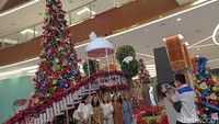 Pengunjung dapat berswafoto di area ornamen natal yang ada di pusat perbelanjaan tersebut.  