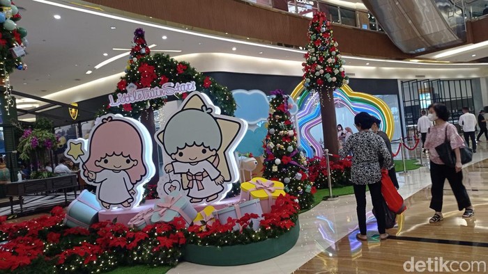 Pernak-pernik Natal Mulai Hiasi Pusat Perbelanjaan di Jakarta Menjelang hari natal, pusat perbelanjaan maupun tempat wisata sudah dihias oleh pernak-pernik ornamen Natal. Salah satunya di mal yang ada di Jakarta ini.