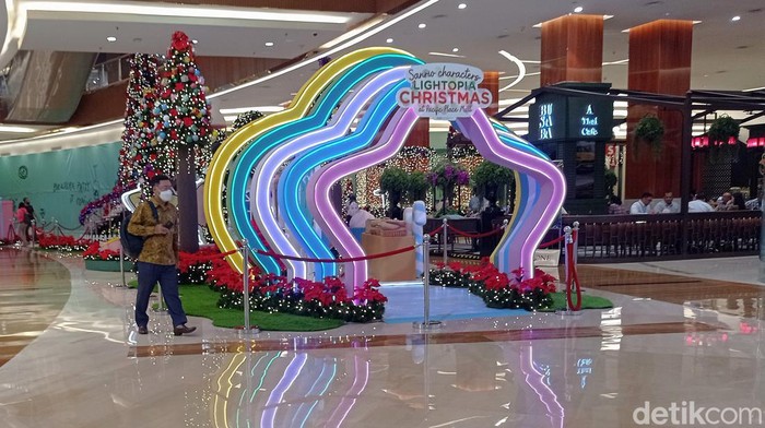 Pernak-pernik Natal Mulai Hiasi Pusat Perbelanjaan di Jakarta Menjelang hari natal, pusat perbelanjaan maupun tempat wisata sudah dihias oleh pernak-pernik ornamen Natal. Salah satunya di mal yang ada di Jakarta ini.