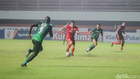 Sejak menit awal babak pertama Persis Solo, langsung tampil menyerang, alhasil pertandingan baru memasuki menit ke-4, pemain Persis Solo Sutanto Tan berhasil membobol gawang Rans Nusantara.  Foto: Pius Erlangga/detikJateng