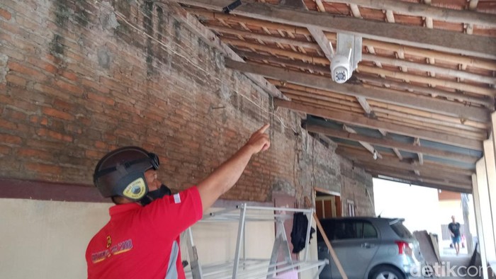Personel Polsek Trucuk mengecek lokasi dan rekaman CCTV.