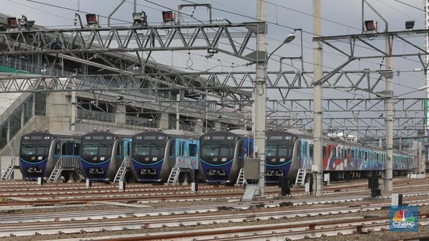 Petugas melakukan pengecekan kondisi rangkaian Ratangga MRT di area Depo MRT Lebak Bulus, Jakarta, Kamis (31/3/2022). Pemeliharaan dan perawatan menyeluruh kereta Ratangga MRT Jakarta meliputi pemeriksaan harian, bulanan dan pengecekan dan perawatan besar yang dilakukan selama 4 tahun sekali seperti overhaul atau turun mesin. (CNBC Indonesia/Andrean Kristianto)