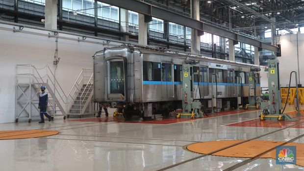 Petugas melakukan pengecekan kondisi rangkaian Ratangga MRT di area Depo MRT Lebak Bulus, Jakarta, Kamis (31/3/2022). Pemeliharaan dan perawatan menyeluruh kereta Ratangga MRT Jakarta meliputi pemeriksaan harian, bulanan dan pengecekan dan perawatan besar yang dilakukan selama 4 tahun sekali seperti overhaul atau turun mesin. (CNBC Indonesia/Andrean Kristianto)