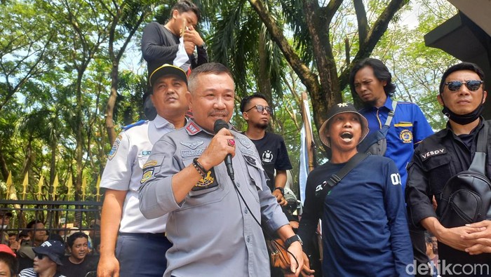 Pihak Dishub Sulsel saat menerima demo sopir taksi online di Kantor Gubernur Sulsel.