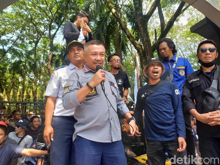 Pihak Dishub Sulsel saat menerima demo sopir taksi online di Kantor Gubernur Sulsel.