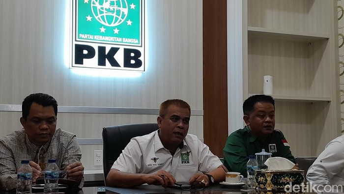 Plt Ketua PKB Sumut Jafar Sukhairi Nasution (tengah) di Kantor DPW PKB Sumut (Nizar Aldi/detikSumut)