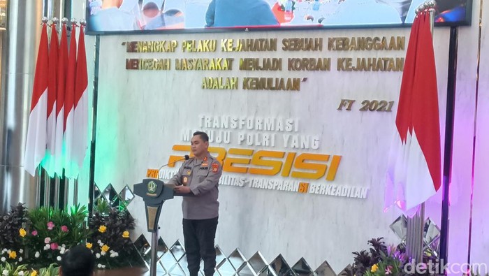 Polda Metro Jaya menggelar peringatan hari ulang tahun (HUT) ke-73 secara sederhana. Kapolda Metro Jaya Irjen Fadil Imran memberi sejumlah pesan kepada anggota. (Wildan N/detikcom)