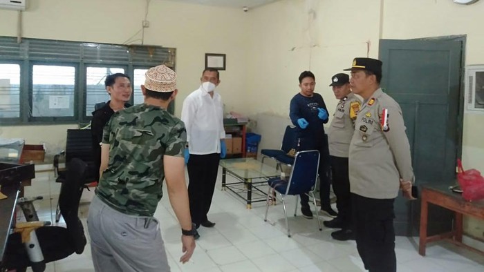 Polisi melakukan olah TKP di Kantor Pos Sengkang, Wajo, Sulsel.