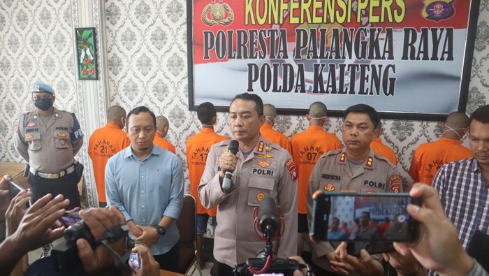 Polisi menangkap 8 orang terkait tewasnya anggota polisi akibat dikeroyok di Palangkaraya, Kalteng.