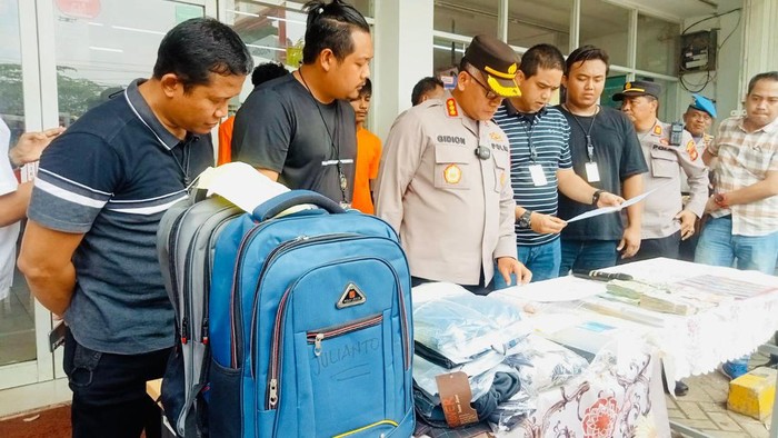 Polisi mengungkap kasus perampokan di dua minimarket di wilayah Kabupaten Bekasi. Logam mulia dan uang puluhan juta disita polisi dari pelaku. (dok Istimewa)