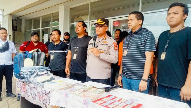Polisi mengungkap kasus perampokan di dua minimarket di wilayah Kabupaten Bekasi. Logam mulia dan uang puluhan juta disita polisi dari pelaku. (dok Istimewa)