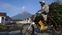 Sejumlah penyintas bencana APG Gunung Semeru mulai beraktivitas pascabencana APG Minggu (4/12/2022), meski tetap awas dengan kondisi gunung tersebut.