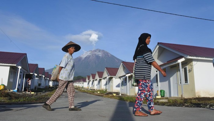 Potret Aktivitas Penyintas Gunung Semeru di Huntap Warga penyintas bencana awan panas guguran (APG) Gunung Semeru melintas di kawasan hunian tetap Desa Sumbermujur, Candipuro, Lumajang, Jawa Timur, Selasa (6/12/2022). Sejumlah penyintas bencana APG Gunung Semeru mulai beraktivitas pascabencana APG Minggu (4/12/2022), meski tetap awas dengan kondisi gunung tersebut. ANTARA FOTO/Seno/rwa.