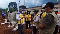 Menteri Pekerjaan Umum dan Perumahan Rakyat (PUPR) Basuki Hadimuljono meninjau proses pembangunan rumah tersebut.