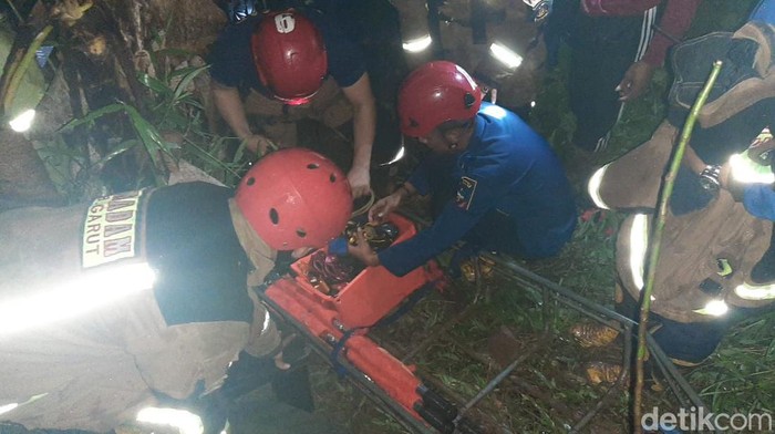 Proses evakuasi sopir dan penumpang mobil boks dari jurang di Kamojang, Garut