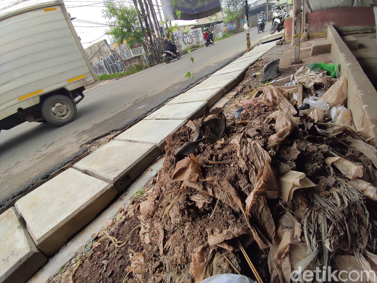 Proyek galian got di Jl Setiabudi, Pamulang Timur, Tangerang Selatan, kondisi 6 Desember 2022 siang. (Andhika Prasetya/detikcom)