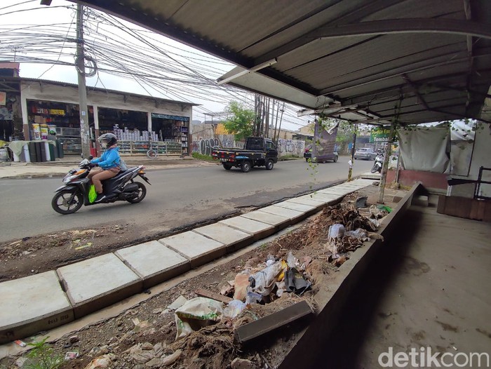 Proyek galian got di Jl Setiabudi, Pamulang Timur, Tangerang Selatan, kondisi 6 Desember 2022 siang. (Andhika Prasetya/detikcom)