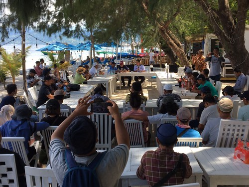 Puluhan warga dan pengusaha hotel protes akibat pemutusan suplai air bersih di dua Gili Lombok Trawangan dan Meno, Selasa (6/12/2022). Foto: Ahmad Viqi