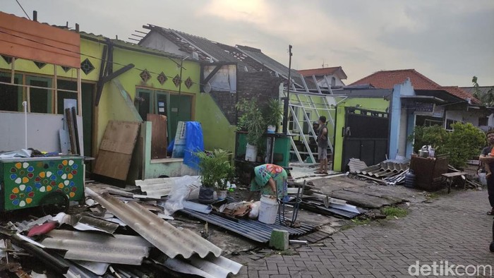 Puting beliung kembali merusak puluhan rumah di Sidoarjo