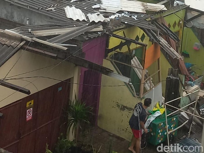 Puting beliung kembali merusak puluhan rumah di Sidoarjo