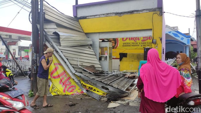 Puting beliung kembali merusak puluhan rumah di Sidoarjo