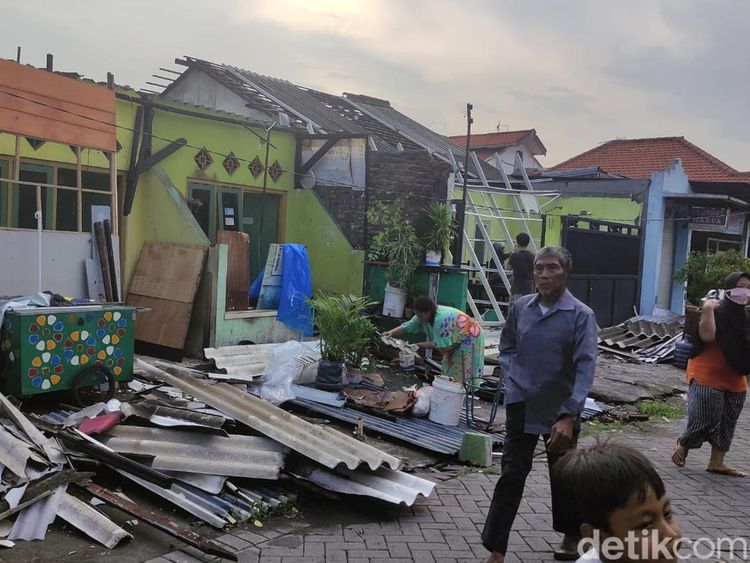 Puting Beliung Porak Porandakan Medaeng dan Bungurasih Sidoarjo