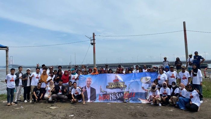 Relawan Ganjar Beri Bantuan Jaring Ikan dan Alat Pancing bagi Nelayan