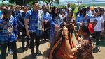 Safari ke NTT, AHY Disambut Tarian Khas Sumba