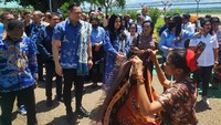Para penari mengenakan pakaian adat lengkap khas Sumba dan kelewang.