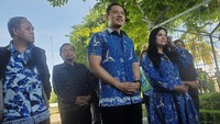 AHY yang didampingi istrinya tampak tersenyum menyaksikan para penari.