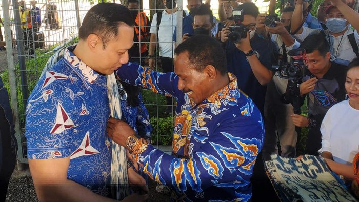 Safari ke NTT, AHY Disambut Tarian Khas Sumba Ketum Partai Demokrat Agus Harimurti Yudhoyono (AHY) dan Annisa Pohan melakukan safari ke Kupang, NTT, Selasa (6/12/2022). AHY disambut dengan tarian khas Sumba.
