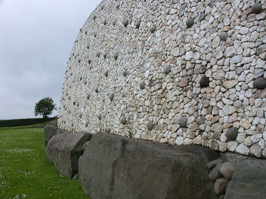 Salah satu dinding dan kerbstones yang tersisa di Newgrange.