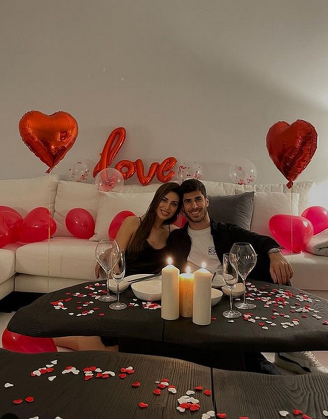 Potret kemesraan Sandra dan Marco. Cinta dalam hidupku ♥ ️ Terima kasih telah muncul, membuatku menjadi orang yang lebih baik, selalu berada di sisiku, hidup di sisimu lebih berharga daripada yang pernah aku bayangkan. Aku mencintaimu @marcoasensio10,” keterangan foto Sandra. Foto: dok. Instagram/@ssandragaral