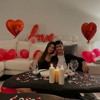 Potret kemesraan Sandra dan Marco. Cinta dalam hidupku ♥ ️ Terima kasih telah muncul, membuatku menjadi orang yang lebih baik, selalu berada di sisiku, hidup di sisimu lebih berharga daripada yang pernah aku bayangkan. Aku mencintaimu @marcoasensio10,” keterangan foto Sandra. Foto: dok. Instagram/@ssandragaral