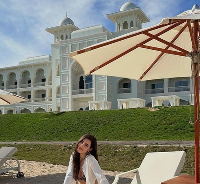 Inilah potret seksinya dengan kemeja terbuka dan berbalut bikini. Fotonya di sebuah hotel di Qatar ini cukup berisiko.Foto: dok. Instagram/@ssandragaral