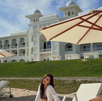 Inilah potret seksinya dengan kemeja terbuka dan berbalut bikini. Fotonya di sebuah hotel di Qatar ini cukup berisiko.Foto: dok. Instagram/@ssandragaral