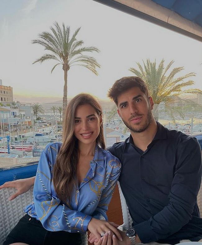 Pertemuan Sandra dengan bintang Real Madrid itu bak cerita di novel percintaan. Sandra yang merupakan seorang pelayan yang ditaksir oleh Marco Asensio, bintang sepak bola asal Spanyol. Foto: dok. Instagram/@ssandragaral