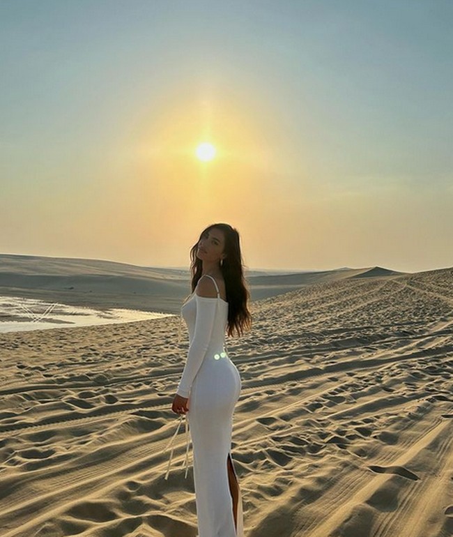 Sandra Garal menemani kekasihnya Marco Asensio di Piala Dunia 2022 di Qatar. Inilah potretnya dengan gaun putih di padang pasir. Foto: dok. Instagram/@ssandragaral