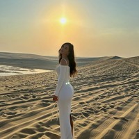 Sandra Garal menemani kekasihnya Marco Asensio di Piala Dunia 2022 di Qatar. Inilah potretnya dengan gaun putih di padang pasir. Foto: dok. Instagram/@ssandragaral