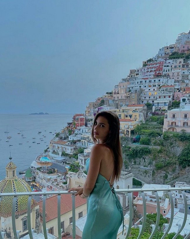 Inilah potret Sandra saat berlibur ke Italia. Foto: dok. Instagram/@ssandragaral