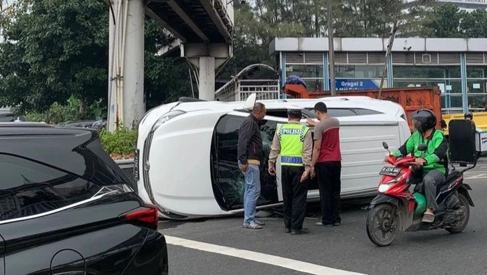 Sebuah mobil terguling akibat mengalami kecelakaan tunggal di Tanjung Duren, Jakbar. Kecelakaan itu menyebabkan oli mobil berceceran di jalan. (dok Istimewa)