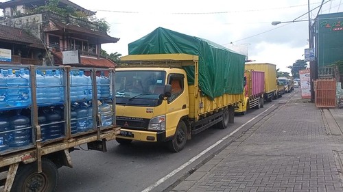 Sejumlah truk dan bus antre di SPBU Kapal hingga menimbulkan kemacetan di persimpangan Abianbase-Kapal, Kecamatan Mengwi, Badung, Bali, Selasa (6/12/2022).