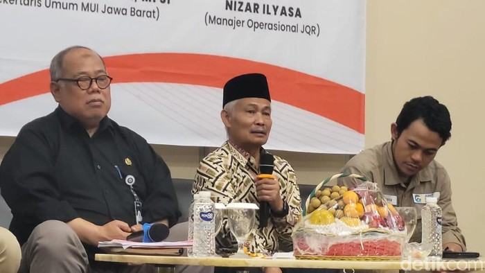 Sekretaris MUI Jabar Rafani Achyar (berpeci hitam) saat mengisi diskusi tentang penanganan gempa Cianjur di salah satu hotel di Kota Bandung, Jawa Barat.