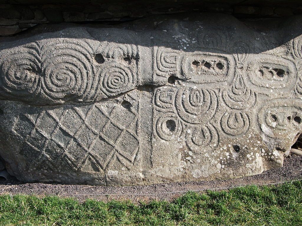 Seni cadas di salah satu kerbstones di Newgrange.