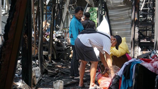 Sepekan berlalu, para pedagang mulai membersihkan kaveling masing-masing pasca kebakaran. Ini adalah hari pertama mereka kembali ke lokasi pasar. Foto: Agus Eka